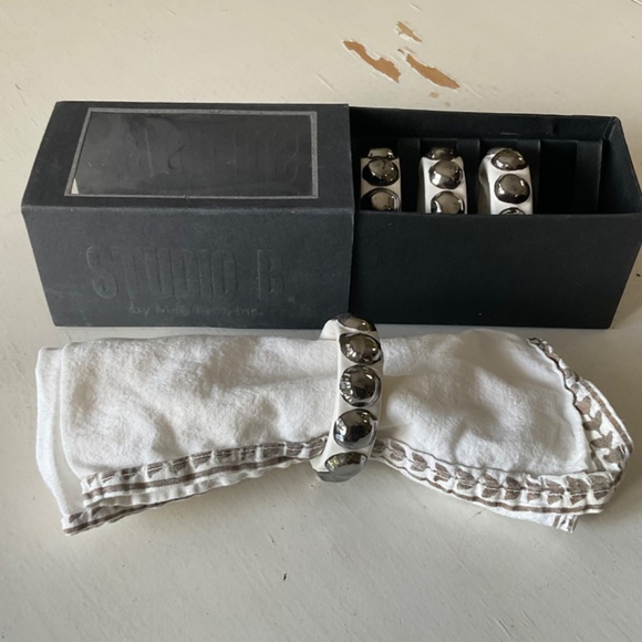 STUDIO B WHITE/SILVER NAPKIN RINGS - CONTEMPORARY NWB - Picture 6 of 9